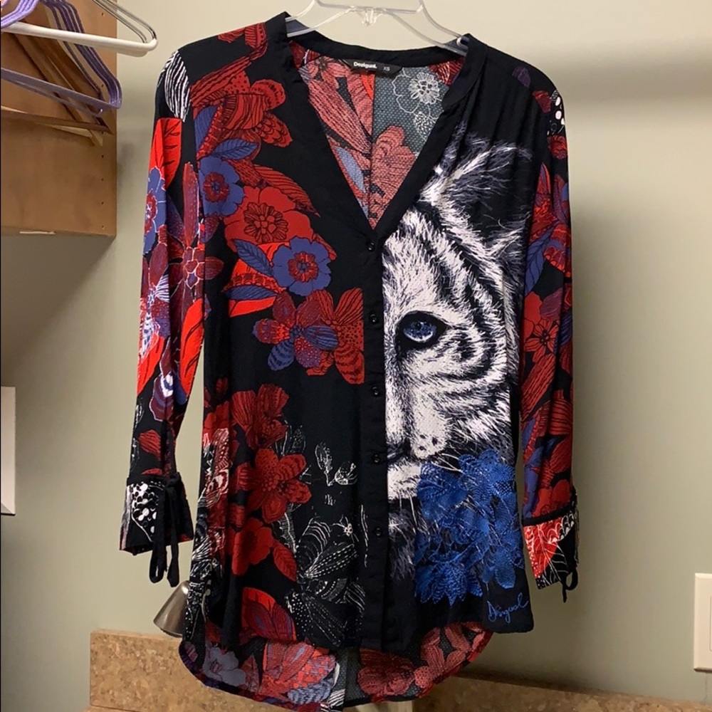 Desigual flower and tiger top